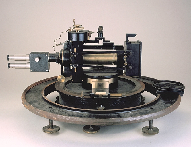 instrument astrométrique (instrument des hauteurs égales dit astrolabe impersonnel de Baillaud)