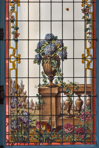 châssis vitré (vantail) et verrière : bouquet dans un vase sur une balustrade