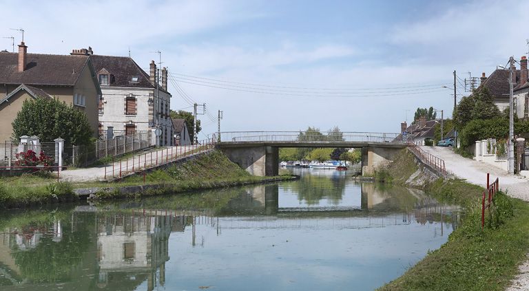 pont routier isolé (canal de Bourgogne)