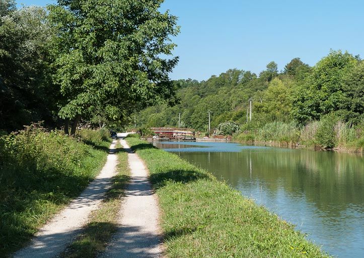borne kilométrique (canal de Bourgogne)
