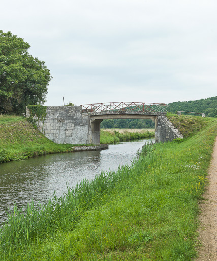 pont routier isolé de Pousseaux (canal du Nivernais)