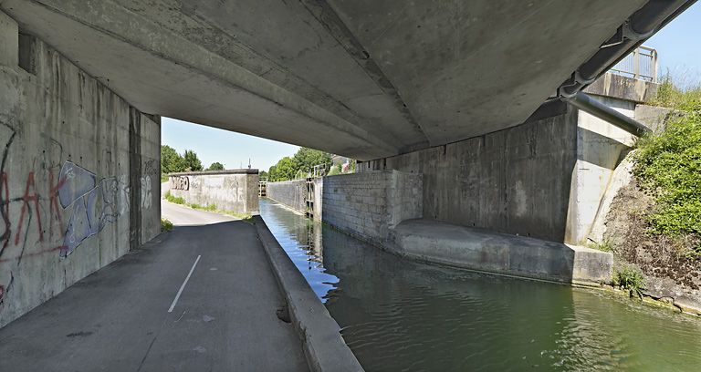 pont routier sur l'écluse 59 du versant Saône, dite de Beauregard (canal de Bourgogne)