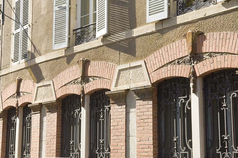 maison, puis imprimerie Barbizet, puis Barbizet-Roux, puis Gilbert Roux, actuellement logement