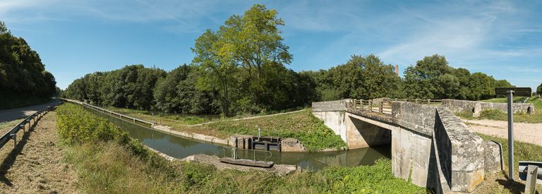 râcle de Crain ; barrage de Crain ; écluse de garde (canal du Nivernais)