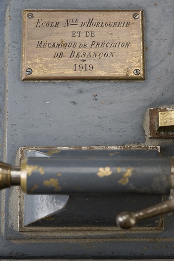 instrument de mesure et d'enregistrement des forces, des poids et des pressions (dynamomètre enregistreur : machine à mesurer le développement des ressorts)
