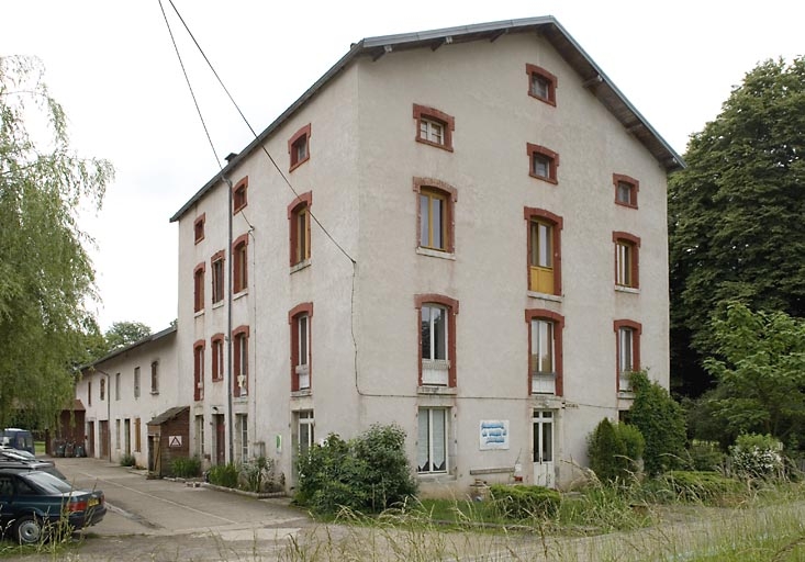 tréfilerie Gauthier, puis Cugnottet, puis moulin à farine Perrin, puis Gérard, puis usine de pâte à papier Boisseaux, puis Rousset, actuellement centre d'accueil et usine de petite métallurgie Gindro