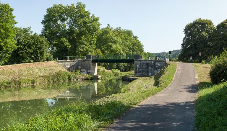 pont routier isolé (canal du Nivernais)