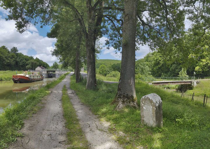 borne kilométrique (canal de Bourgogne)
