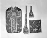 chasuble, étole, manipule, voile de calice (ornement rouge)