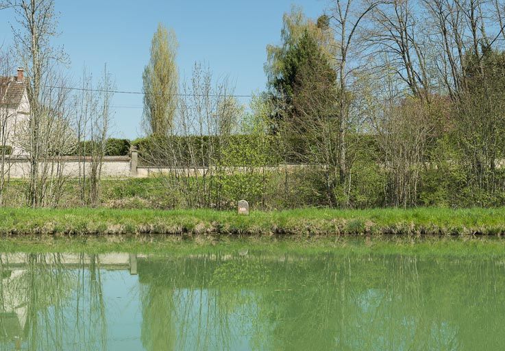 borne kilométrique (canal de Bourgogne)