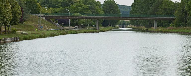pont routier isolé (canal de Bourgogne)