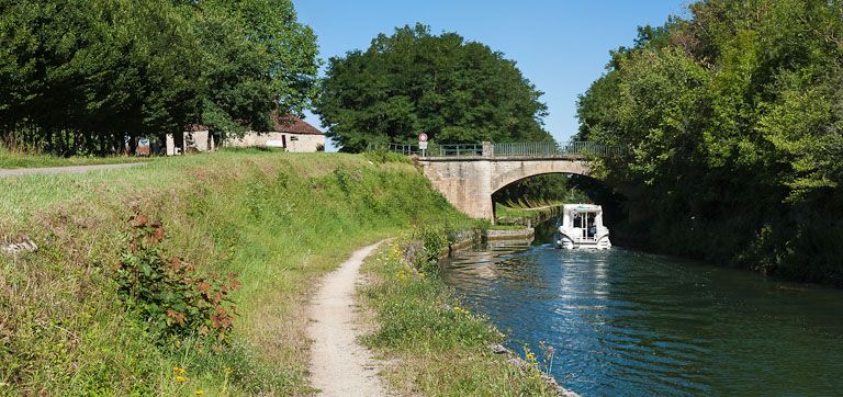 pont routier isolé (canal de Bourgogne)