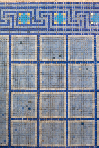 revêtement mural (mosaïque) d'un cabinet de bain