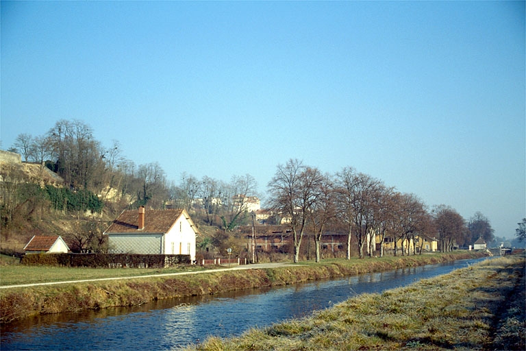 usine de chaux, puis abattoirs, fromagerie industrielle (cave d'affinage) dites usines Graf