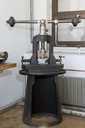 machine à découper par poinçon, à emboutir et à estamper (presse à balancier Douge)