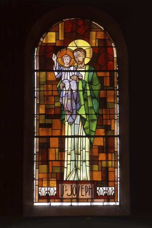 6 verrières figurées : Prédication de saint Jean-Baptiste, Miracle de saint Roch, Saint Joseph, Apparition de Notre-Dame de Lourdes, Eucharistie, Offertoire