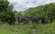 pont routier isolé dit pont de Rougemont (paysages du canal de Bourgogne)