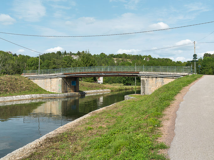 pont routier isolé de Mailly-le-Château (canal du Nivernais)