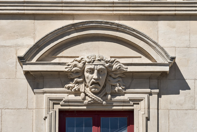 le décor de la façade (masques sculptés et décor d'architecture)