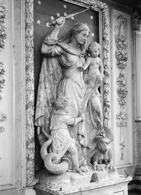 groupe sculpté (grandeur nature) : Vierge à l'Enfant écrasant un dragon