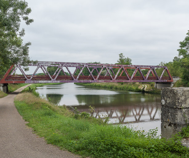 pont routier isolé (canal du Nivernais)