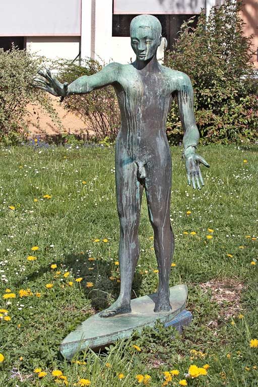 statue (grandeur nature) : L'Enfant à l'épervier