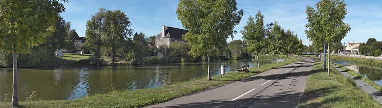 ferme ; château de la Motte-Bouchot ou de la Motte-Vouchot ; aujourd'hui immeuble à logements (paysages du canal du Centre)