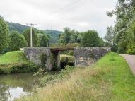 pont sur l'écluse 48 du versant Seine, dite de La Forêt (canal du Nivernais)