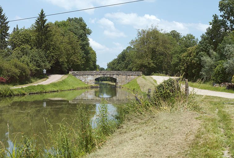 pont routier isolé de Martigny (canal du Nivernais)