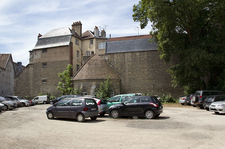 Ancien jardin avec la fabrique de jardin.