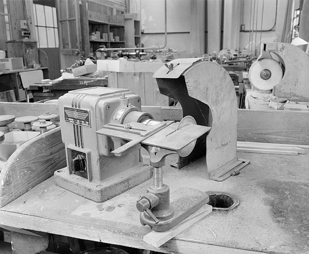 machines à découper par scie (scies circulaires dites scies à calibrer les ébauchons)