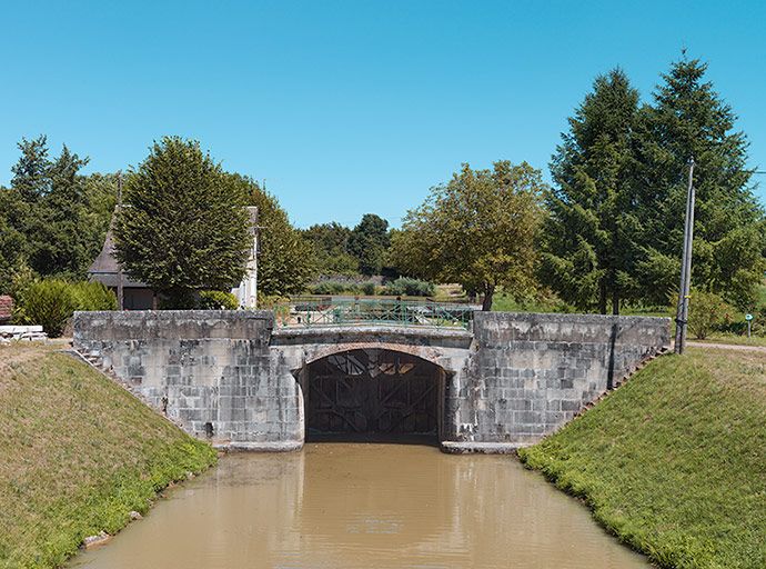 pont sur l'écluse 13 du versant Loire, dite de Mingot (canal du Nivernais)