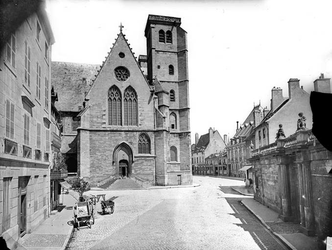 église paroissiale Saint-Jean, actuellement théâtre du Parvis Saint-Jean