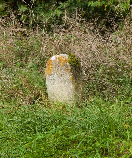 borne kilométrique (canal de Bourgogne)