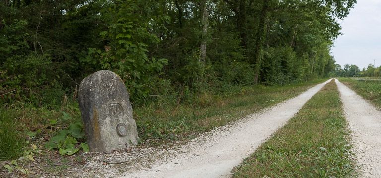 borne kilométrique (canal de Bourgogne)
