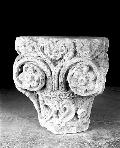 fragment de chapiteau décoré d'animaux fabuleux