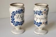 ensemble de neuf pots à pharmacie : pots canons