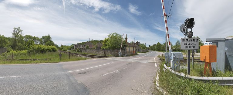 écart ; forge ; usine de préparation de produit minéral ; ensemble artisanal commercial ou tertiaire ; les Forges de Perreuil (activités liées au canal du Centre)