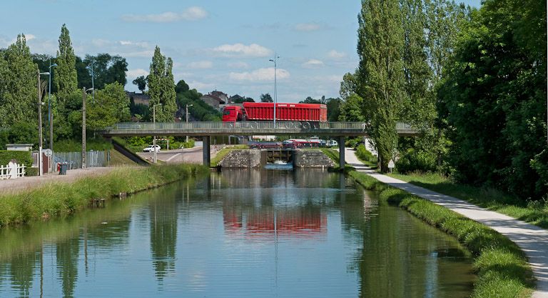 pont routier isolé (canal de Bourgogne)