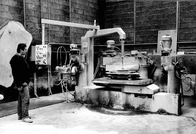 machine à découper par scie à lame circulaire, à usiner à fonctions multiples intégrées et à polir