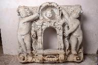 haut-relief : fragment d'un tabernacle orné d'anges
