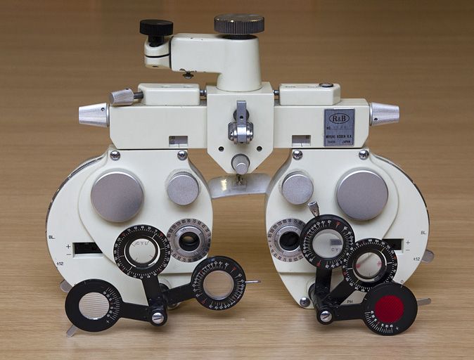 3 instruments de mesure des angles en optique et d'ophtalmologie (phoroptères dits réfracteurs ou réfractomètres)