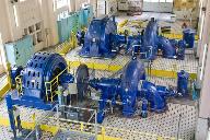 ensemble de trois turbines de type Francis et de leurs alternateurs triphasés