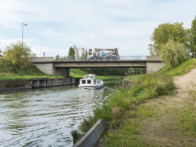 pont routier isolé (canal du Centre)