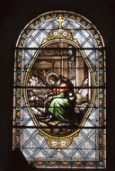 ensemble de 13 verrières : verrières figurées (Apparition du Sacré-Coeur à sainte Marguerite-Marie Alacoque, autres scènes religieuses, saints, saintes) et quatre verrières décoratives