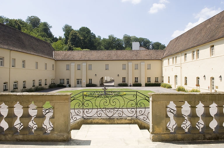 abbaye de Clairefontaine, puis verrerie, puis faïencerie de Clairefontaine, actuellement hôpital psychiatrique