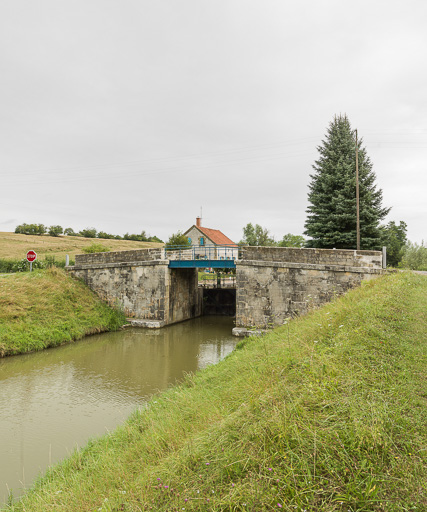 pont sur l'écluse 27 du versant Loire, dite du Moulin d'Isenay (canal du Nivernais)