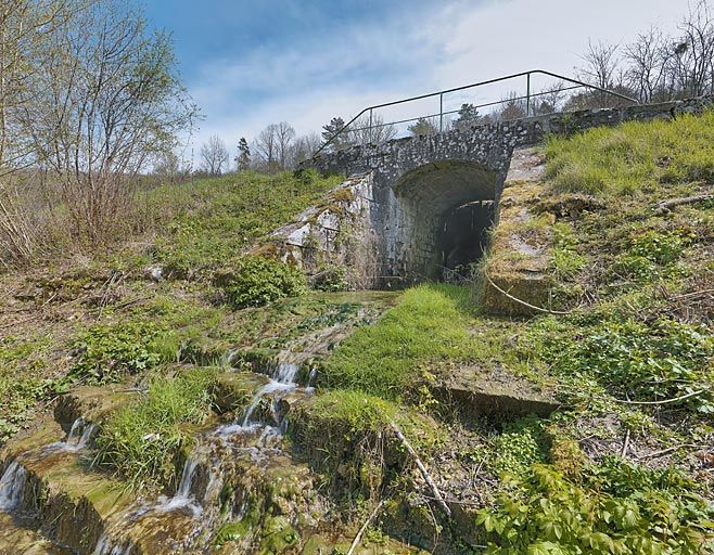 déversoir de fond et déversoir de superficie (canal de Bourgogne)