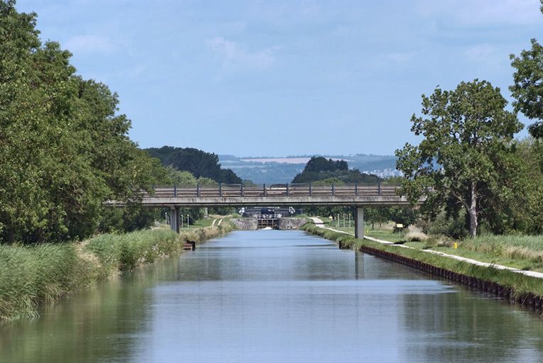 pont routier isolé (canal de Bourgogne)