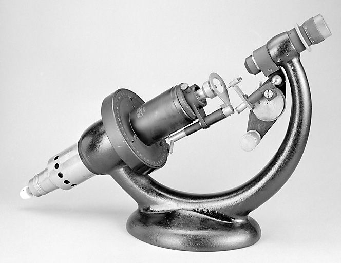 instrument de mesure des longueurs et des angles en optique (frontofocomètre Zeiss)